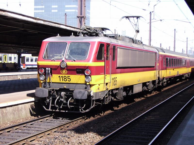 SNCB el lok 1185 mit der IC Brussel Zuid * Amsterdam in Bahnhof Brussel zuid am 21 04 2005