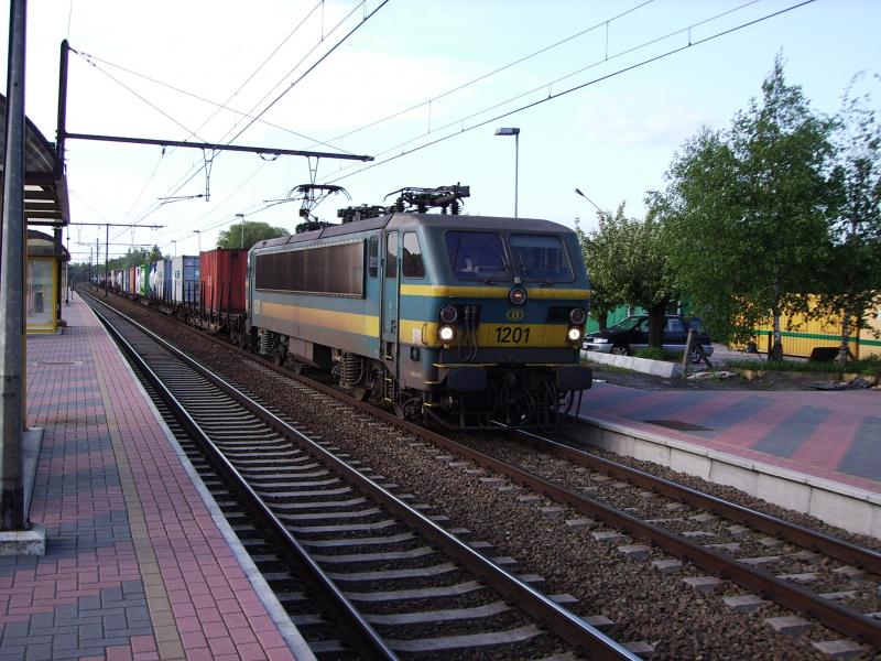 SNCB el lok 1201 ( el lok der unter 3000 V (SNCB) und 25000 V ( SNCF) fahren kan) am 03 05 2005 unterwegs von Hafen von Anttwerpen nach rangierbahnhof Somain in die n�he von Lille(Frankreich). Der zug ist fotografiert auf die Guterstrecke 27 in die n�he von Mechelen.