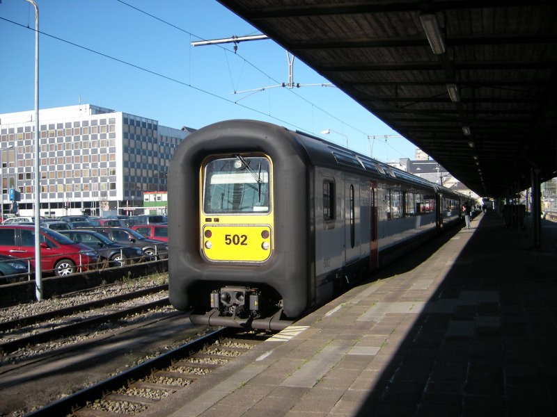 SNCB Gumminasen 502 & 507 kurz vor der Ausfahrt nach Brssel im Bahnhof Luxemburg. 14.10.07