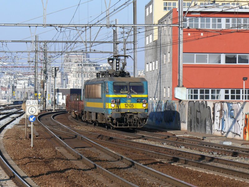 SNCB-Lok 1205 zieht einen gemischten Gterzug durch den Bahnhof Antwerpen-Berchem. Aufgenommen am 31/01/2009.
