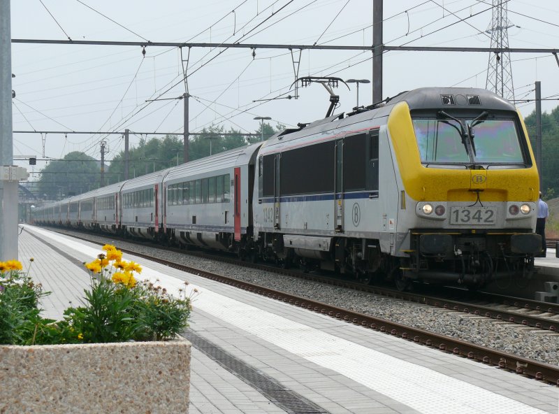 SNCB-Lok 1342 ist soeben mit dem IC Eupen - Ostende in Welkenraedt eingefahren. Die IC-Zge waren an diesem Sonntagvormittag wegen der unterbrochenen Verbindung zwischen Aachen-Hbf und Belgien berdurchschnittlich gut besetzt, da die ICE- und Thalysreisenden mit Bussen nach Welkenraedt gebracht wurden, und von dort die Reise in den IC fortsetzten. Aufgenommen am 28/06/2009.