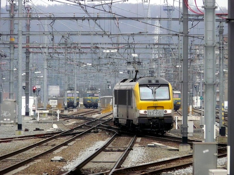 SNCB Lok 1346 fhrt durch den Oberleitungs- und Weichenwald mit ihrem Zug nach Bruxelles Midi am 07.03.08 in den Bahnhof Lige Guillemins ein. Im Hintergrund erkennt man 3 E-Loks der BR 22. 