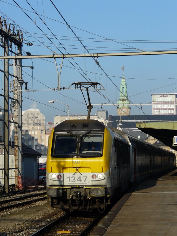 SNCB Lok 1347 verlsst mit IC 2136 den Bahnhof von Luxemburg in Richtung Brssel am 22.12.07. 