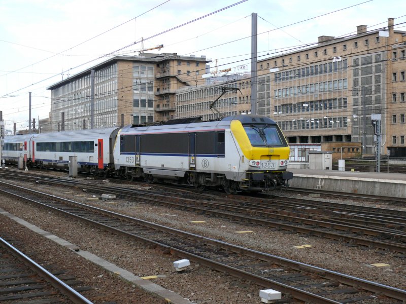 SNCB-Lok 1353 mit Personenzug in Brssel-Sd. Aufgenommen am 27/03/2009.