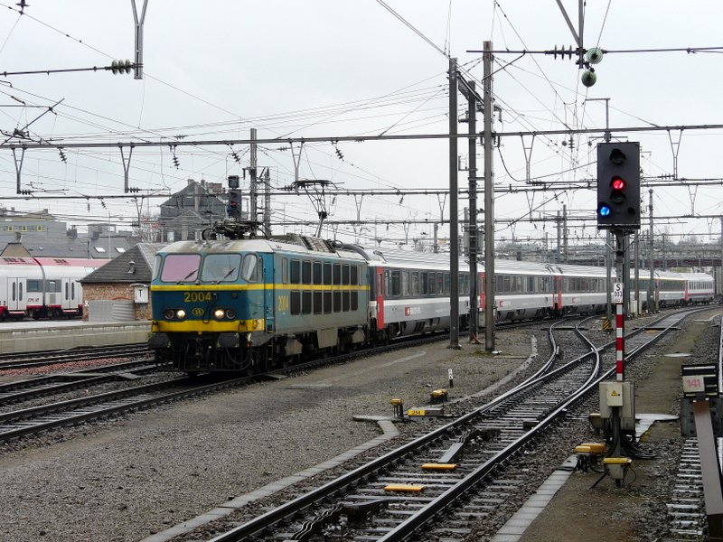 SNCB Lok 2004 kommt mit EC 97  Iris  aus Richtung Brssel im Bahnhof von Luxemburg an. 05.04.08