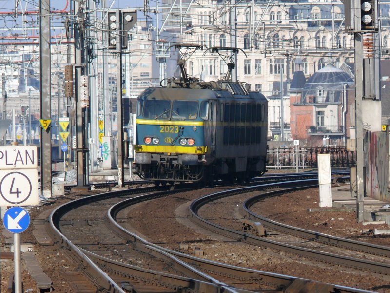 SNCB-Lok 2023 im Bahnhof Antwerpen-Berchem fhrt Richtung Hafen. Aufgenommen am 31/01/2009.