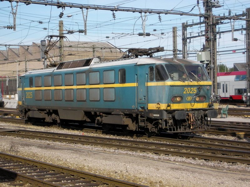 SNCB Lok 2025 durchfhrt den Bahnhof von Luxemburg am 30.09.07.