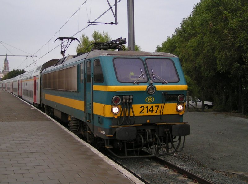 SNCB Lok 2147 mit Dostos im Bahnhof von Blankenberge. 25.07.04