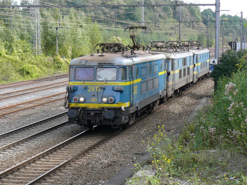 SNCB-Lok 2612 durchfhrt mit zwei Schwesterloks der Serie 23 und einem Gterzug am Haken den Bahnhof Vis in Richtung Tongeren. Aufgenommen am 04/10/2008.