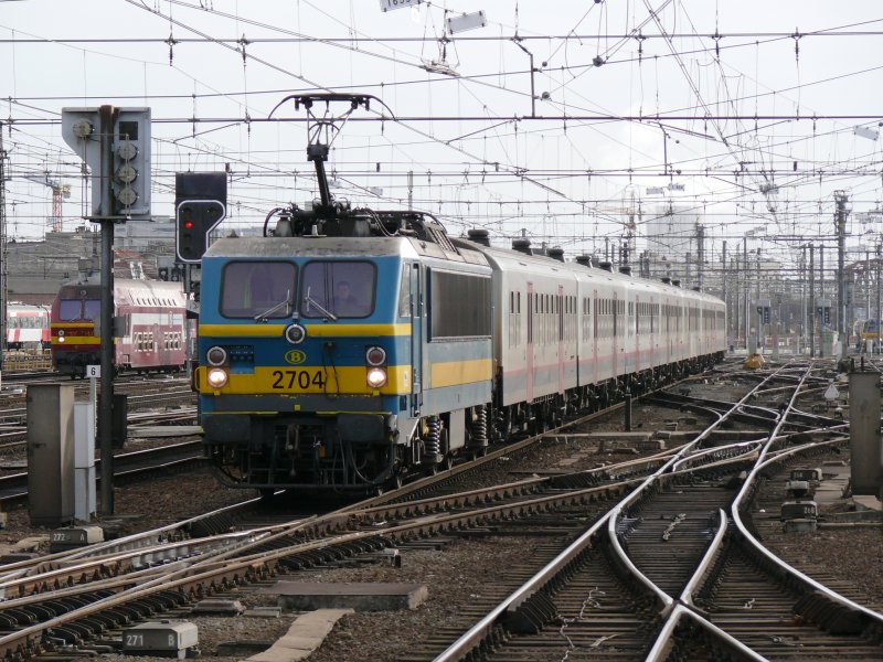 SNCB-Lok 2704 fhrt mit einem Personenzug am Haken in Brssel-Sd ein. Die Loks der Serie 27 werden sowohl im Personen- wie auch im Gterverkehr eingesetzt. Aufgenommen am 27/03/2009.