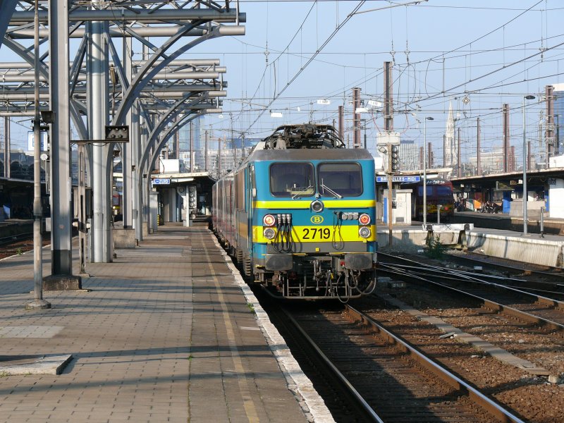SNCB-Lok 2719 befindet sich am Ende eines langen Personenzuges, der von 2021 durch Br�ssel-S�d gezogen wurde. Aufgenommen am 01/04/2009.