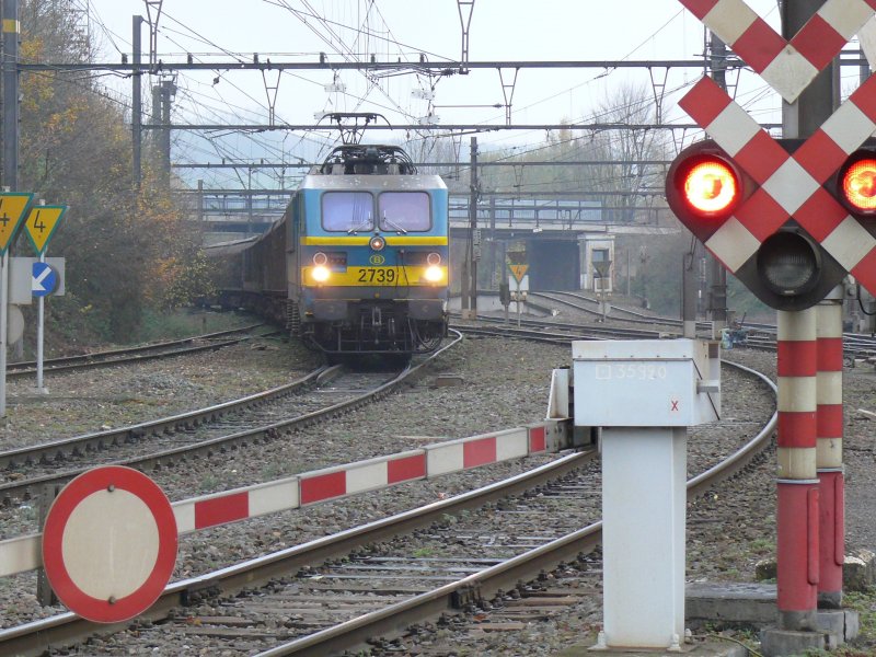 SNCB-Lok 2739 fhrt mit einem Gterzug am Haken in den Bahnhof Montzen ein. Aufgenommen am 15/11/2008.