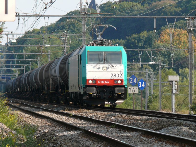 SNCB-Lok 2802 mit einem Kesselwagenzug auf dem Weg Richtung Tongeren. Recht erkennt man die Linie 34, die hier von der Linie 24 abzweigt. Aufgenommen am 20/09/2008 in Glons.