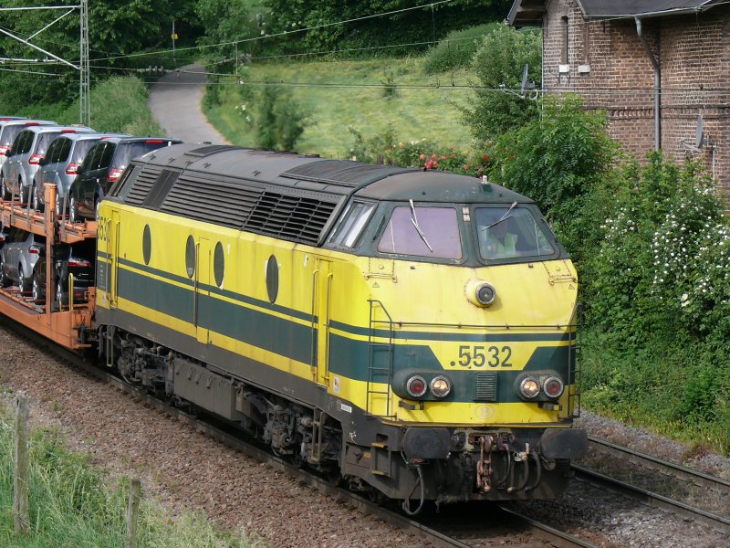 SNCB-Lok 5532 berbringt einen Autozug nach Aachen-West. Aufgenommen am 02/06/2008 bei Reinartzkehl.