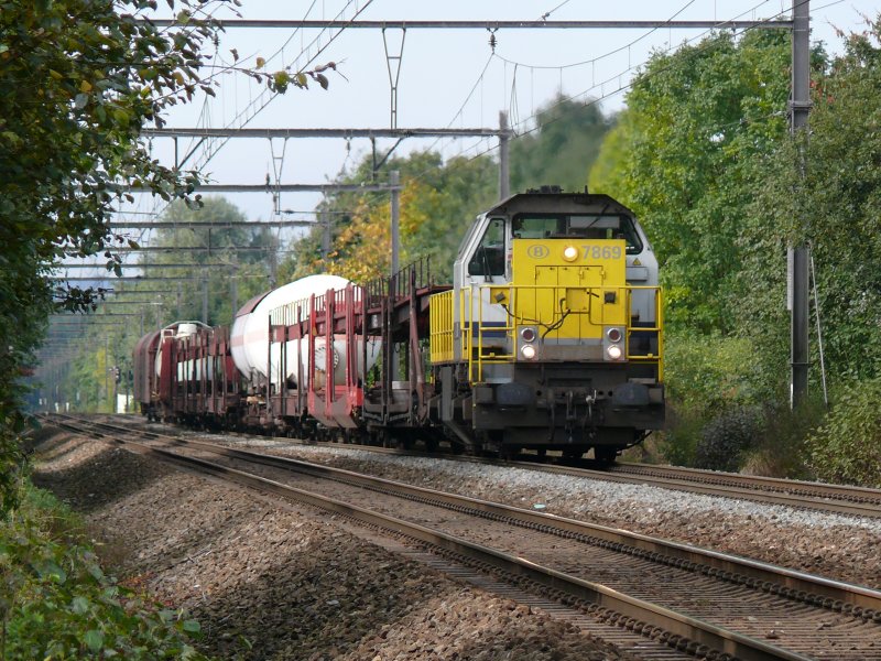 SNCB-Lok 7869 zieht einen kurzen Gterzug nach Montzen. Gewhnlich sieht man diese BR als Doppel- oder Dreiertraktion. Aufgenommen am 04/10/2008 bei Warsage.
