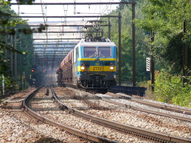 SNCB-Loks 2132 und 2125 überwinden gerade die ca 30 Höhenmeter hinter dem Bahnhof Visé. Für sie wird im Bahnhof Montzen Endstation sein, da die Elektrifizierungsarbeiten im weiteren Verlauf bis Aachen-West noch nicht abgeschlossen sind. Aufgenommen am 04/10/2008 in Berneau. 