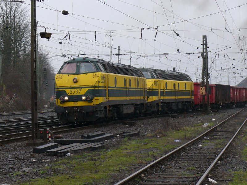 SNCB-Loks 5537 und 5507 starten in Aachen-West mit einem Schrottzug am Haken in Richtung Belgien. Aufgenommen am 17/01/2009.