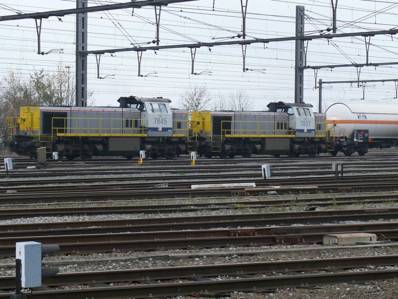 SNCB-Loks 7845 und 7837 bernehmen im Bahnhof Montzen einen Gterzug. Aufgenommen am 15/11/2008.