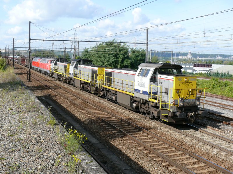 SNCB-Loks 7866 + 7842 + 7774 mit zwei BR 225 und einem gemischten Gterzug am Haken durchfahren den Bahnhof Vis in Richtung Aachen-West. Aufgenommen am 04/10/2008.