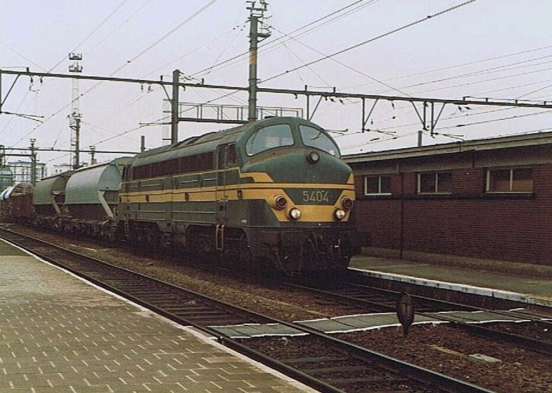 SNCB NOHAB 5404 mit einem Gterzug in Namur am 25. Juni 1984.
(Gescanntes Foto)