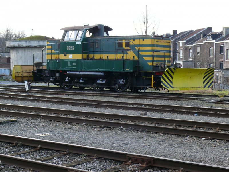 SNCB-Rangierlok 8252 steht in Lttich-Kinkempois mit an beiden Enden angebrachten Schneepflgen. Aufgenommen am 25/01/2009.
