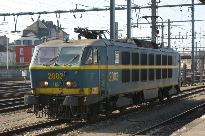 SNCB Serie 20 Nr 2003 wartet auf den Eurocity Iris aus Basel um ihn nach Brssel zu ziehen. Aufgenommen am 07.04.2009 im Bahnhof Luxemburg.
