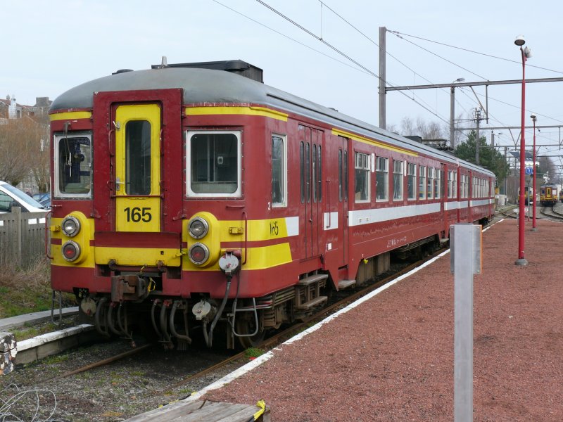 SNCB-Triebzug 165 steht an diesem 01/03/2009 auf Gleis 1 im Bahnhof Welkenraedt.