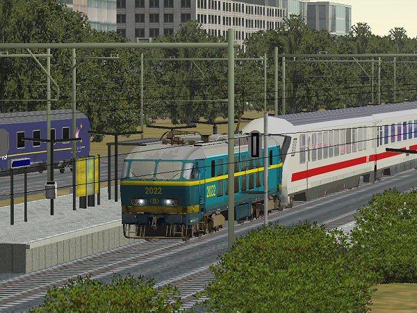 SNCB/NMBS HLE2022 ist gekuppelt an einem DB Bpmbdzf 297.1 steuerwagen im Grenzbahnhof Roosendaal.Der Zug will weiterfahren bis Brssel.(High Speed Route V2)