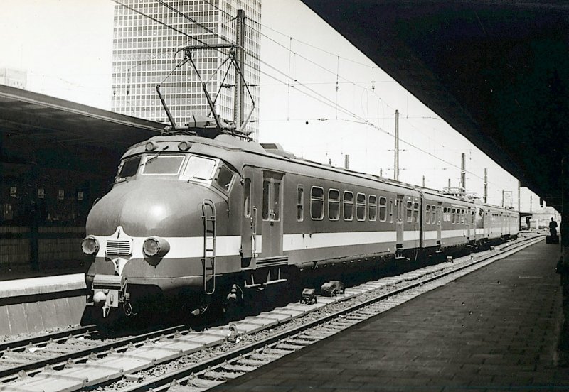 SNCB/NS -  Benelux Triebzug  f�r den Verkehr zwischen Br�ssel Midi und Amsterdam, unter 3000 V in Belgien und 1500 V in Holland.  Br�ssel Midi (S�dbahnhof !) - 05/1966 - Foto : J.J. Barbieux.
