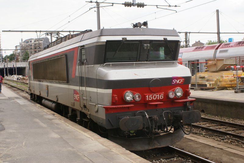 SNCF 15016 bei Umstellfahrt im Bahnhof Luxemburg am 21.07.2007.
Constructeurs: AT/MTE 1971 - 1976/ 50 engins / 25kV/50Hz / 4400kW/
160kmh / 90.0t / Depot Strassbourg / Surnom: LES NEZ CASSS