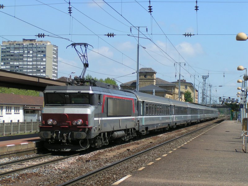 SNCF 15028 verlt am 16.05.2004 mit 8 Corail-Wagen den Bahnhof Thionville in sdlicher Richtung. Der liebvolle Spitzname dieser Lokomotive lautet  nez cass  (gebrochene Nase) wegen ihrer etwas ungewhnlichen Stirnpartie.