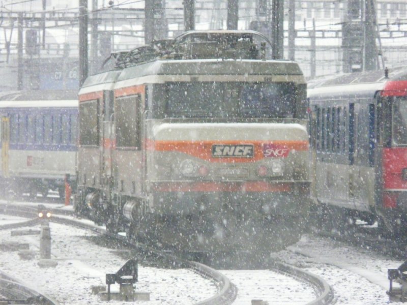 SNCF - 2 Abgestellte Loks des Typs BB 7200 im Bahnhofsareal von Genf am 31.12.2008