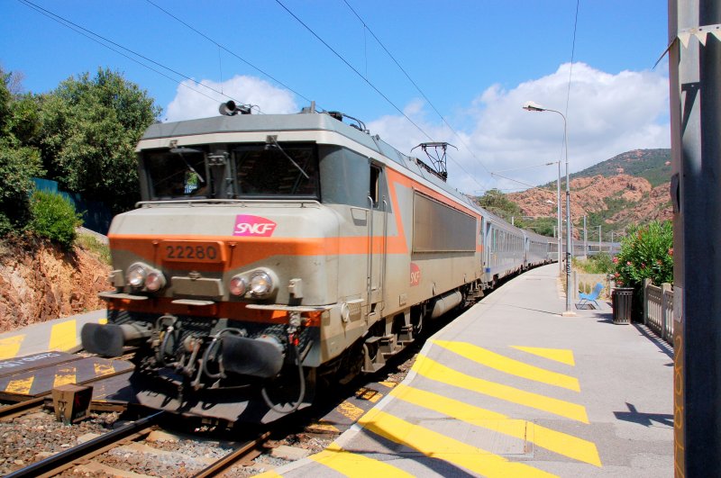 SNCF 22280 mit Personenzug am 28.06.2007 im Bahnhof Anthor in Sdfrankreich. Die Fahrtrichtung ist Marseille.