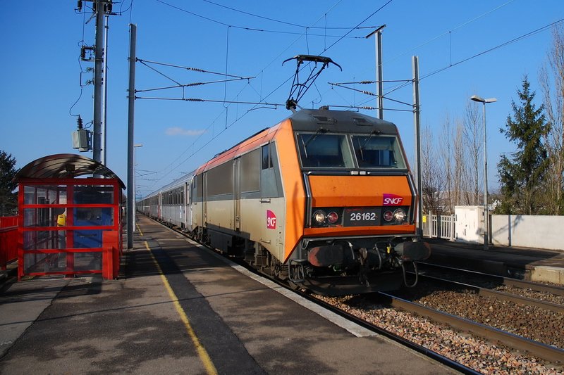 SNCF 26162. Nein, der Schnellzug hlt hier nicht. Er rast mit hoher Geschwindigkeit durch die kleine Bahnstation Bartenheim im Elsass in Richtung Basel. Und schn hinter der gelben Sicherheitslinie bleiben, denn sonst wird es lebensgefhrlich. Das Bild wurde mit 1/2000 Sek. aufgenommen, damit der Zug noch scharf bleibt. 3.2.2007