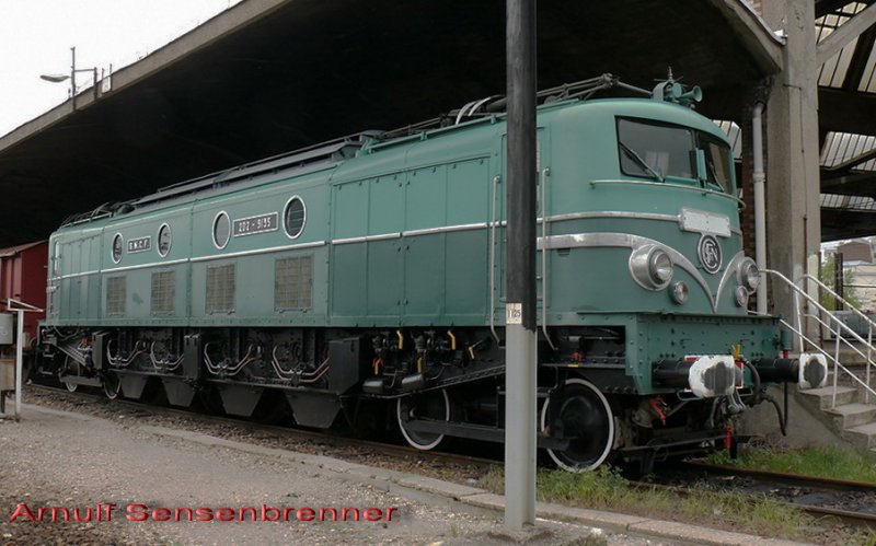 SNCF 2D2-9135: Die letztgebaute 2D2-Lok Frankreichs ging 1951 in Betrieb.
Diese Lok ist die einzige noch existierende Lok aus ihrer Serie.
Seit 1927 wurden in Frankreich 2´Do´2 Schnellzugelloks mit Buchliantrieb in Betrieb genommen.

05.05.2009 Paris