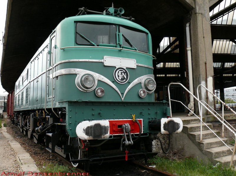 SNCF 2D2-9135: Die letztgebaute 2D2-Lok Frankreichs ging 1951 in Betrieb.
Diese Lok ist die einzige noch existierende Lok aus ihrer Serie.
Seit 1927 wurden in Frankreich 2´Do´2 Schnellzugelloks mit Buchliantrieb in Betrieb genommen.

05.05.2009 Paris