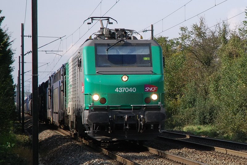 SNCF 437040. Auf der Fahrt nach Mulhouse habe ich den heranbrausenden Gterzug im Bild festgehalten. 12.10.2006