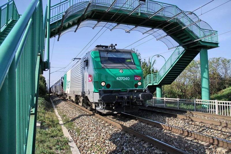 SNCF 437040. Wurde die interessante Fugngerbrcke im Farbton an die E-Lok angepasst ? Passt jedenfalls sehr gut zusammen. Bei Mulhouse am 12.10.2006 aufgenommen.