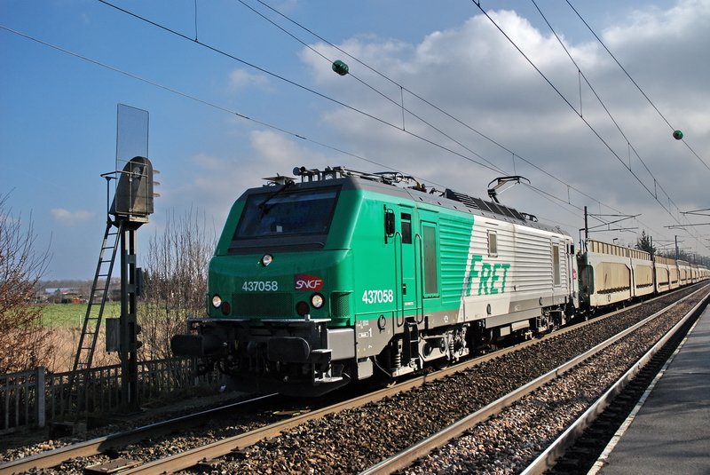 SNCF 437058. Der leere Autozug donnert durch den kleinen Bahnhof Bartenheim im Elsass in Richtung Mulhouse am 3.2.2007.