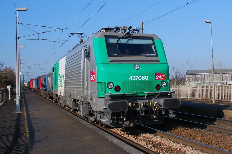 SNCF 437060. Der Gterzug mit der schnen sauberen E-Lok hat zum Glck nicht so eine hohe Geschwindigkeit wie ein Schnellzug. Trotzdem heisst es gengend Sicherheitsabstand einhalten und die Ohren eventuell zuhalten. Bartenheim im Elsass am 3.2.2007