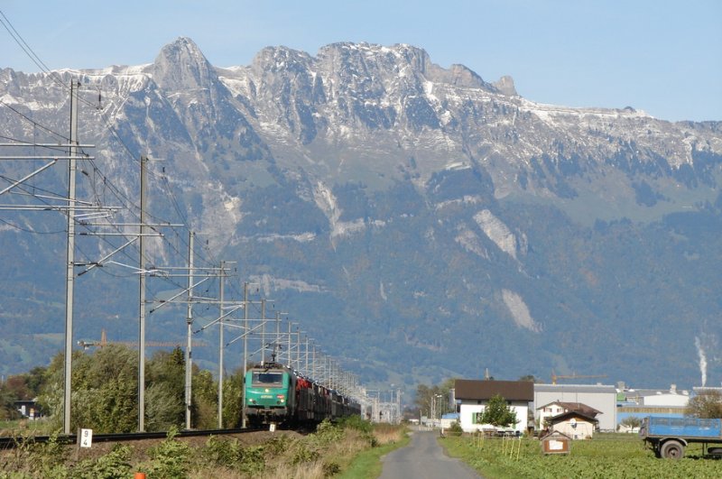 SNCF 437060 hat mit ihrem Zug gerade Bf Sevelen durchfahren, 05.10.08, Rheintalstrecke Buchs SG - Sargans