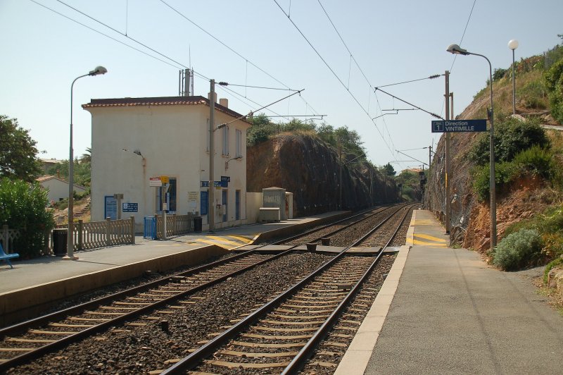 SNCF Bahnhof Anthor am 24.06.2007. Hier blicken wir in Richtung Marseille. Die Gegenrichtung ist Nizza und weiterfhrend Vintimille bzw. Ventimiglia (Italien).