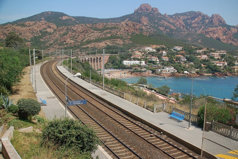 SNCF Bahnhof Anthor am 24.06.2007. Von diesem erhhten Standort (dem Bahnhof unmittelbar gegenber) kann man sehr schn den im Hintergrund liegenden Estrel-Bergzug (Massif de l'Estrel) erkennen. Im mittleren Bildausschnitt ist der Viadukt, ber den die zweigleisige Verbindung von Marseille nach Nizza fhrt. Nicht zu vergessen natrlich: la mer !