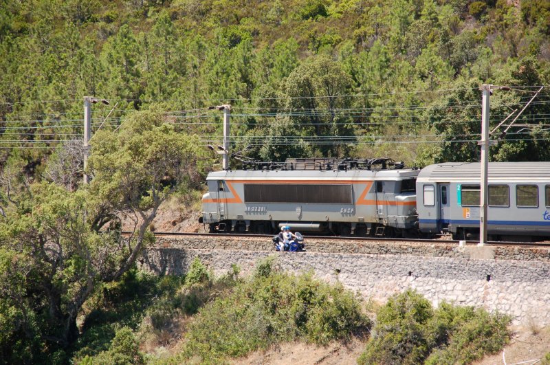 SNCF BB 22391 am 27.06.2007 auf der Kstenstrecke Marseille-Nizza zwischen Anthor und Thoule sur Mer in Fahrtrichtung Marseille. Parallel zur Bahnstrecke verluft, wie eben hier, immer mal wieder auf kurzen Geraden die Autostrae.
