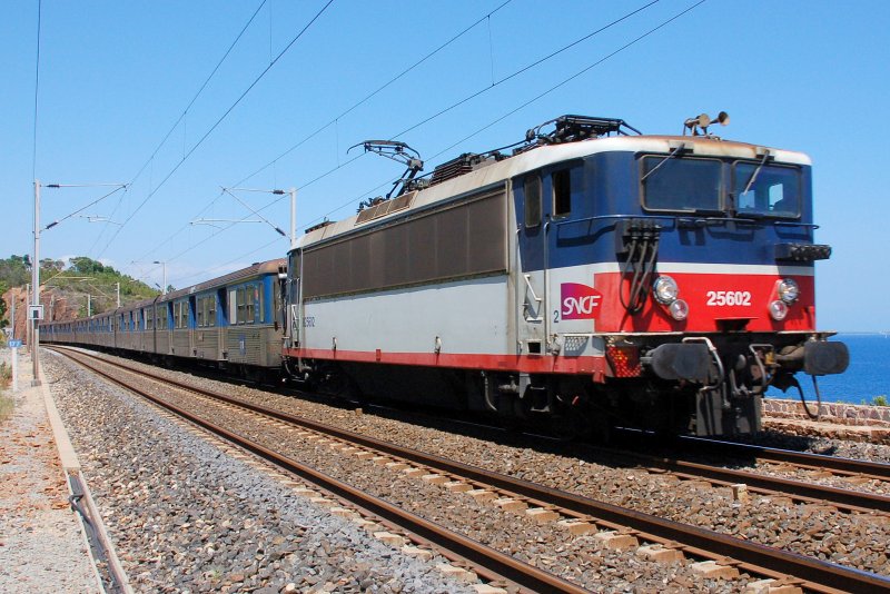 SNCF BB 25602 am 28.06.2007 mit Regionalzug kurz vor dem Bahnhof Anthor in Fahrtrichtung Frjus.
