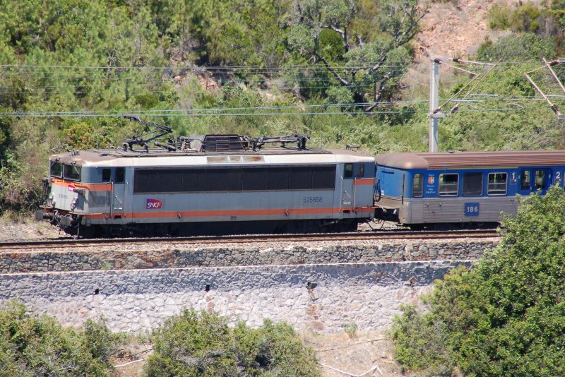 SNCF BB 25658 am 27.06.2007 auf der Kstenstrecke Marseille-Nizza zwischen Anthor und Thoule sur Mer. Parallel zur Bahnstrecke verluft, wie eben hier, immer mal wieder auf kurzen Geraden die Autostrae.