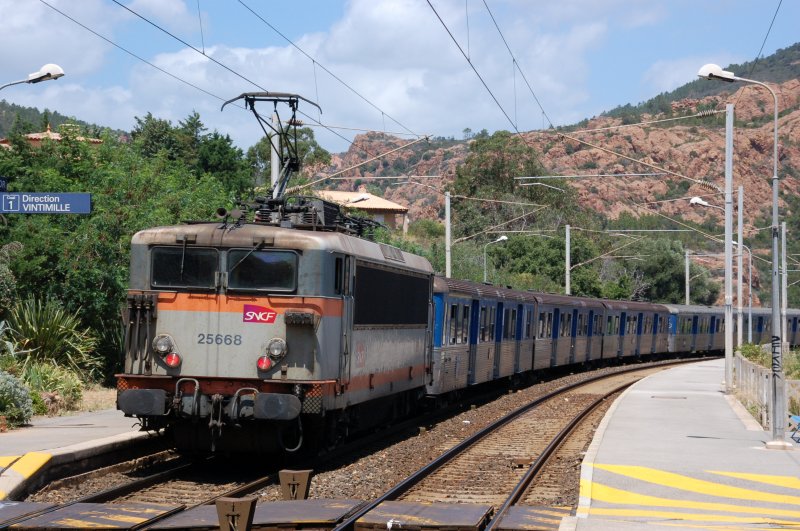 SNCF BB 25668 steht mit Regionalzug am 28.06.2007 im Bahnhof Anthor in Sdfrankreich und fhrt kurz darauf in Richtung Nizza weiter. 