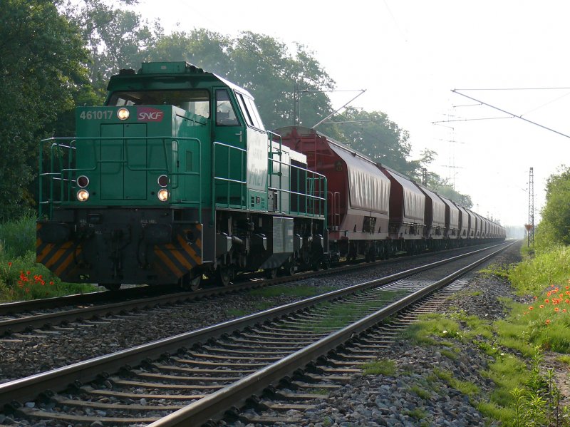SNCF BB61017 mit Gterzug bei Kehl-Neumhl in Deutschland frhmorgens unterwegs Richtung Westen.
08.06.2007

