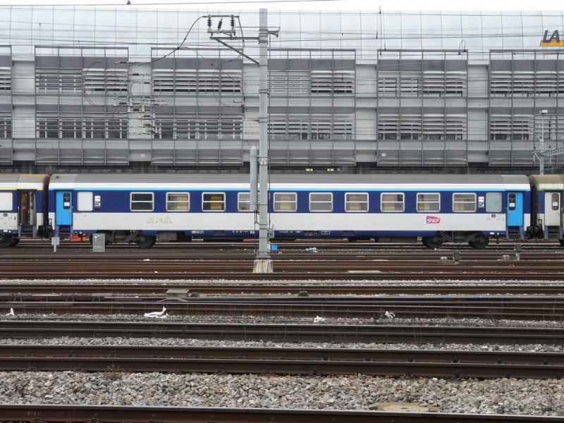 SNCF - corail Liegewagen AcBcux 50 87 40-77 045-0 abgestellt im bahnhof genf am 03.01.2009