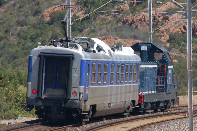 SNCF Diesellok 666170 verlt mit einem Mewagen am 28.06.2007 den Bahnhof Anthor und fhrt ber den dortigen Viadukt in Richtung Nizza.